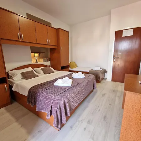 アパート And Zora Kampor