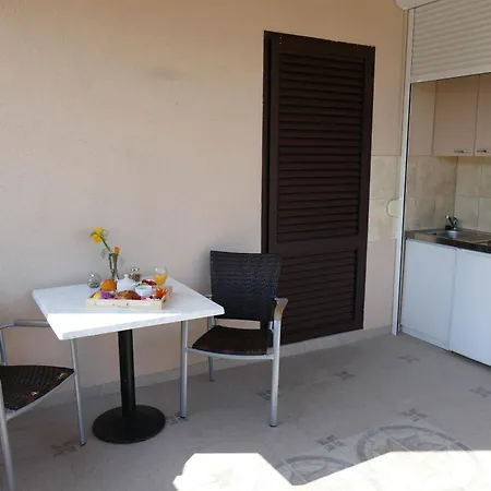 And Zora アパート Kampor