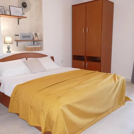 And Zora アパート Kampor