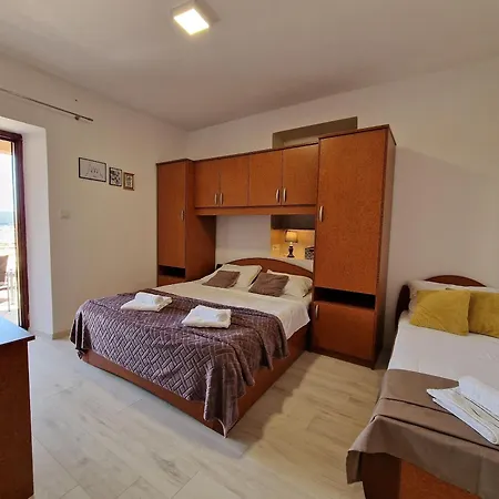 And Zora Apartment Kampor
