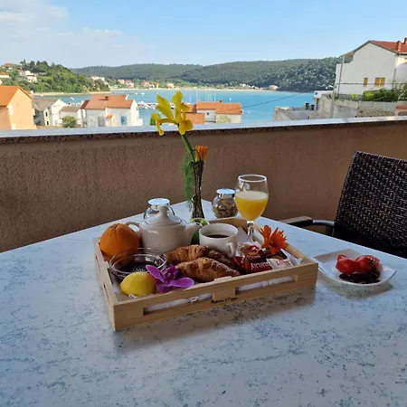 アパート And Zora Kampor