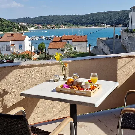 アパート And Zora Kampor