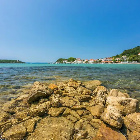 アパート And Zora Kampor