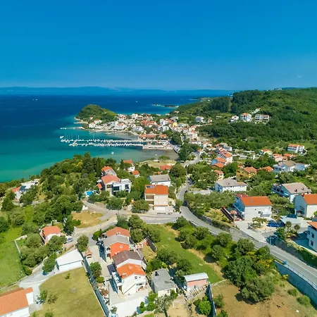 アパート And Zora Kampor