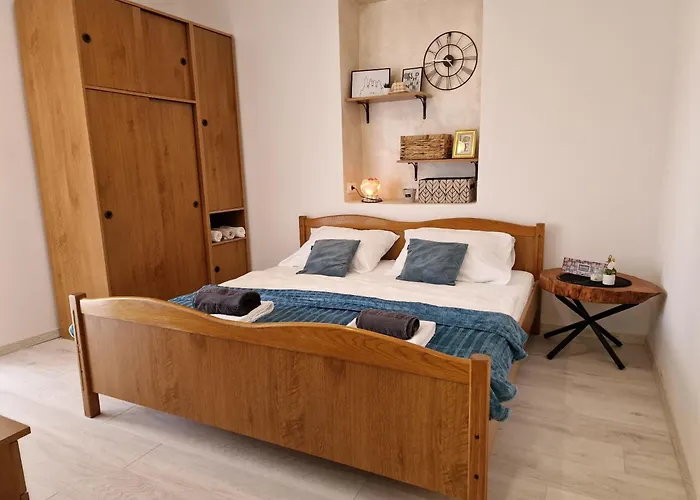 And Zora Apartment Kampor